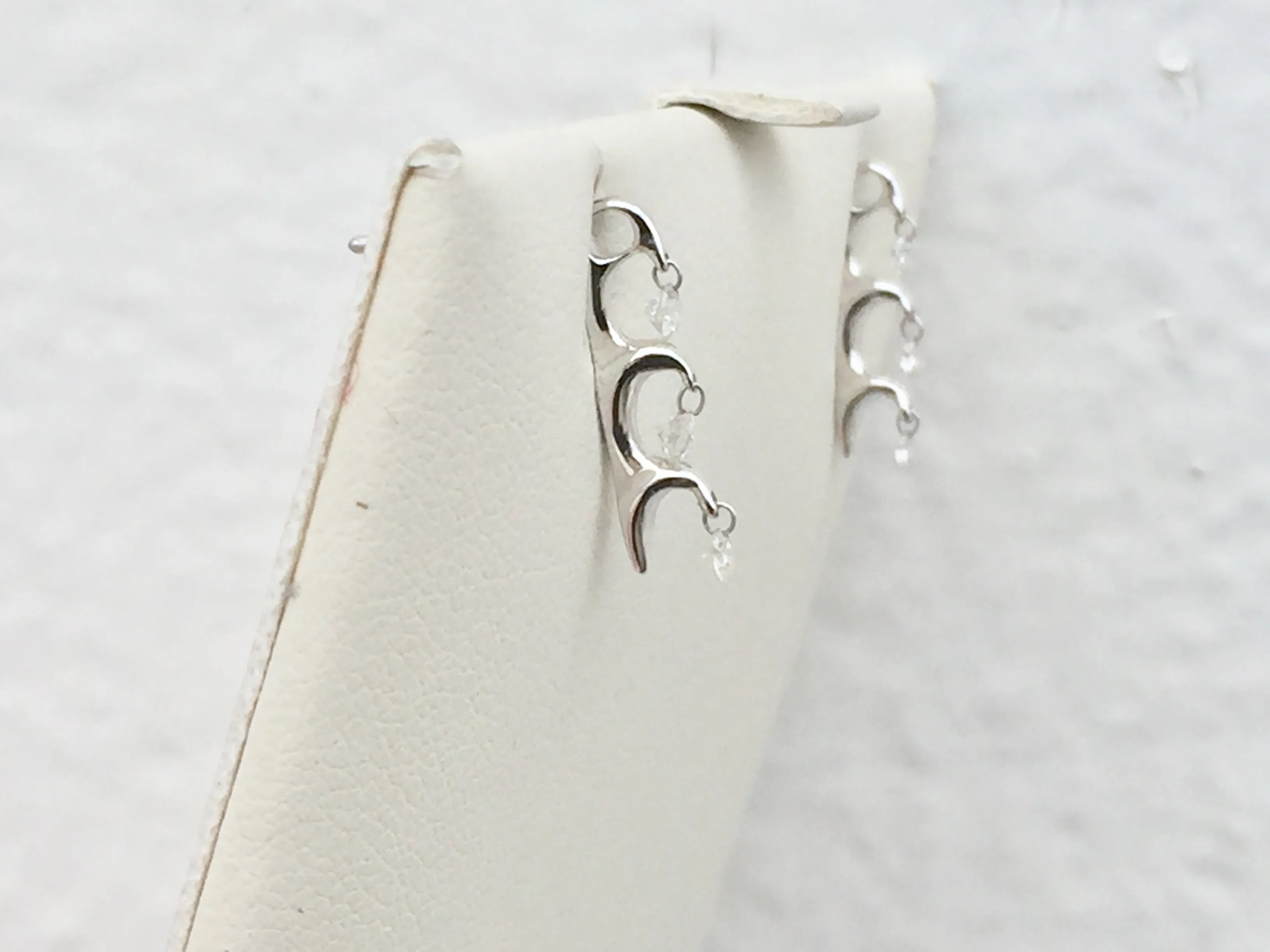 14 K White Gold Dangle Diamond Earrings 0.27 Carats.