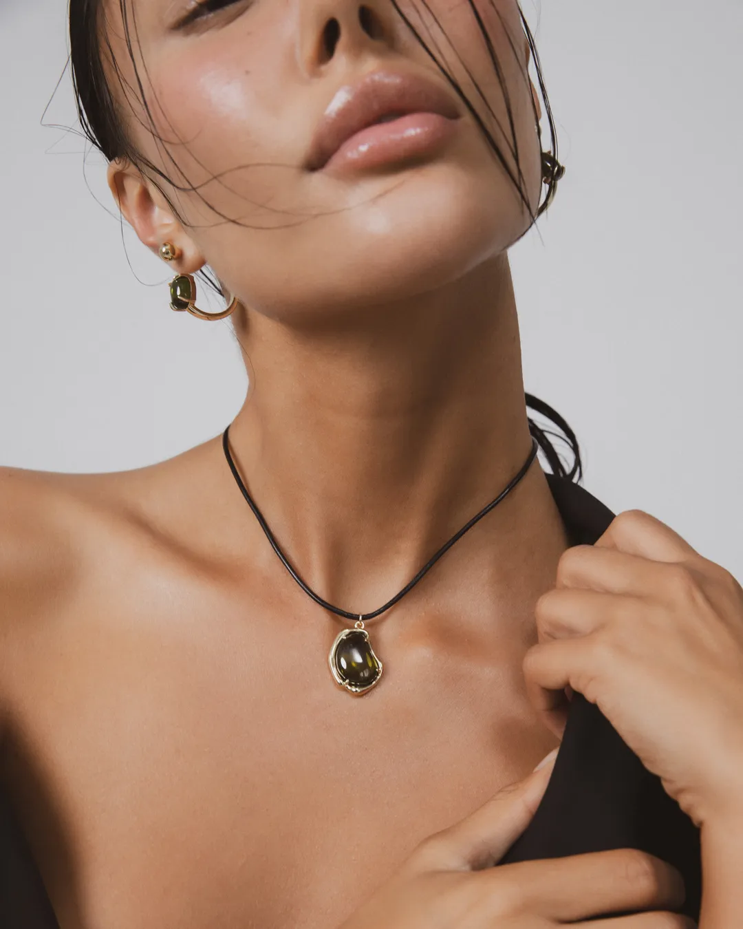 Bean Gemstone Leather Choker - Peridot