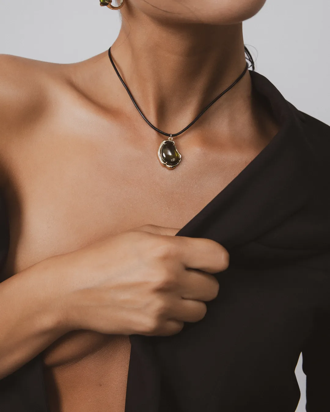 Bean Gemstone Leather Choker - Peridot