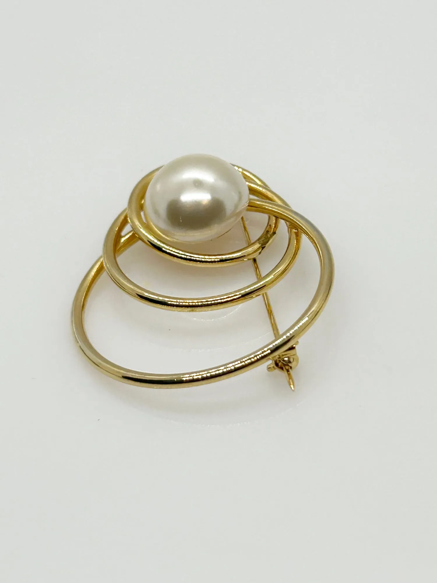 Circles Geometric Faux Pearl and Gold Brooch
