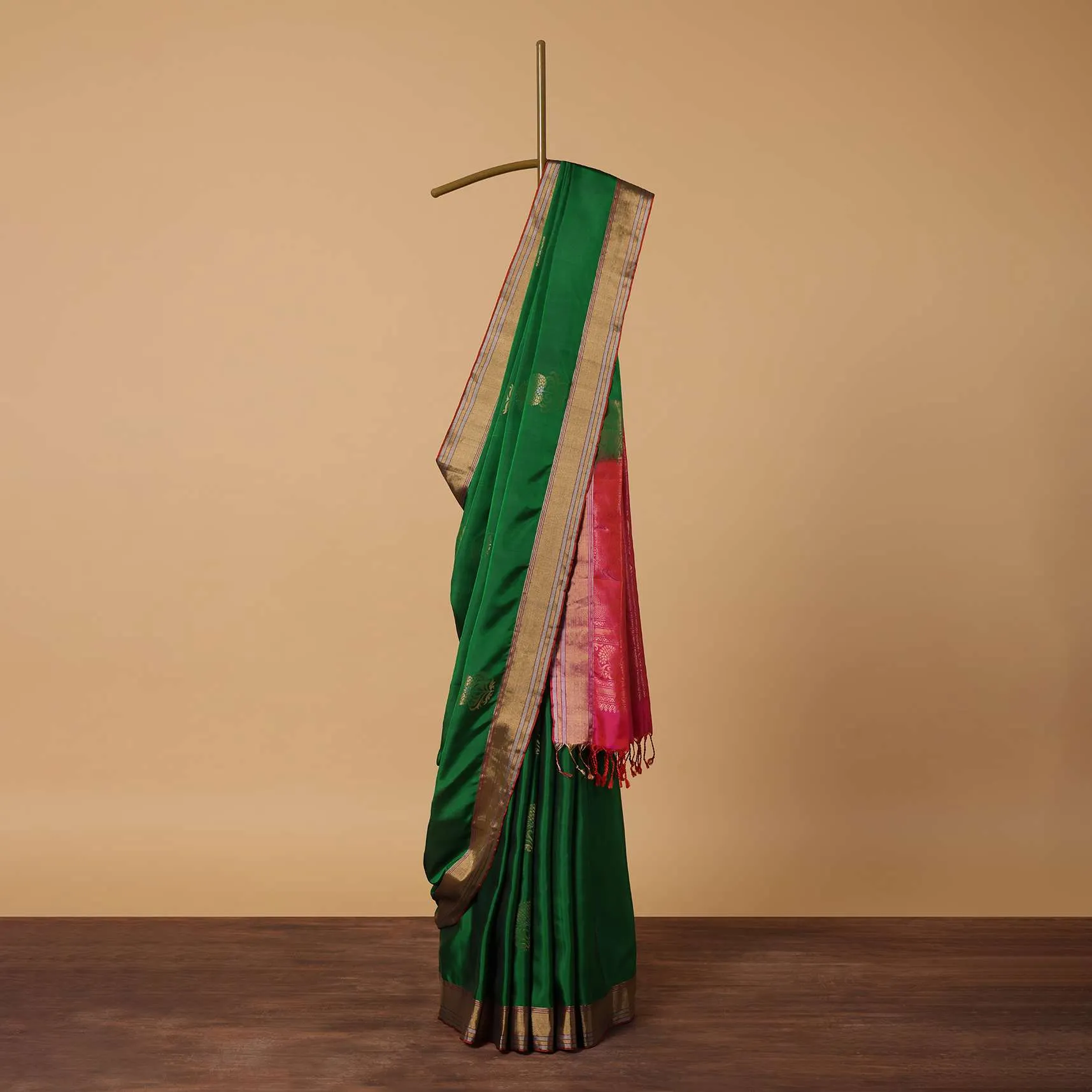 Green Silk Saree With Contrast Weave Pallu And Unstitched Blouse Piece