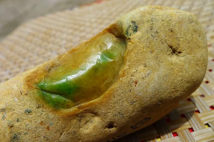 Natural Jade Rough Jadeite Raw (178g,9X4.6X2.7cm)