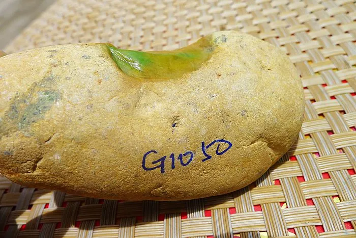 Natural Jade Rough Jadeite Raw (178g,9X4.6X2.7cm)