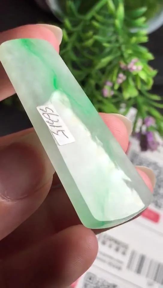 Natural Jade Rough Jadeite Raw (4.7x1.9x0.35cm)-S6315