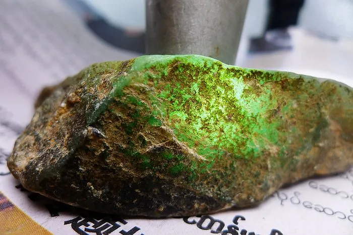Natural Jade Rough Jadeite Raw (95g,8.8X4.6X2.2cm)