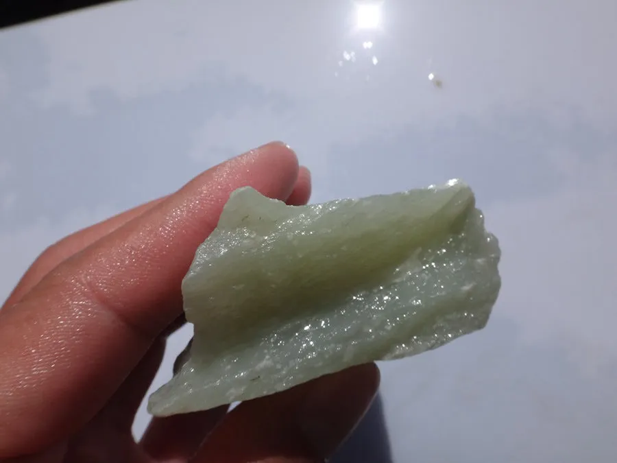 Natural Kunlun Jade Rough Nephrite Raw (256g, 10X3.5X2cm)