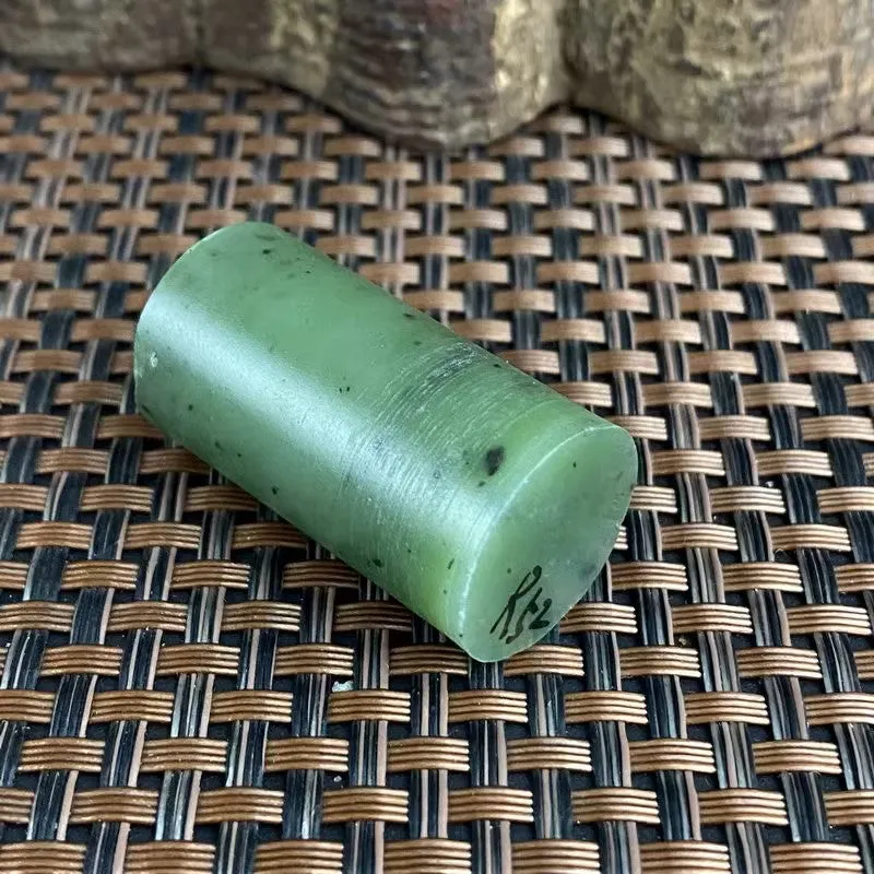 Natural Siberian Jade Rough Nephrite Raw (28g, 3.5X1.8cm)