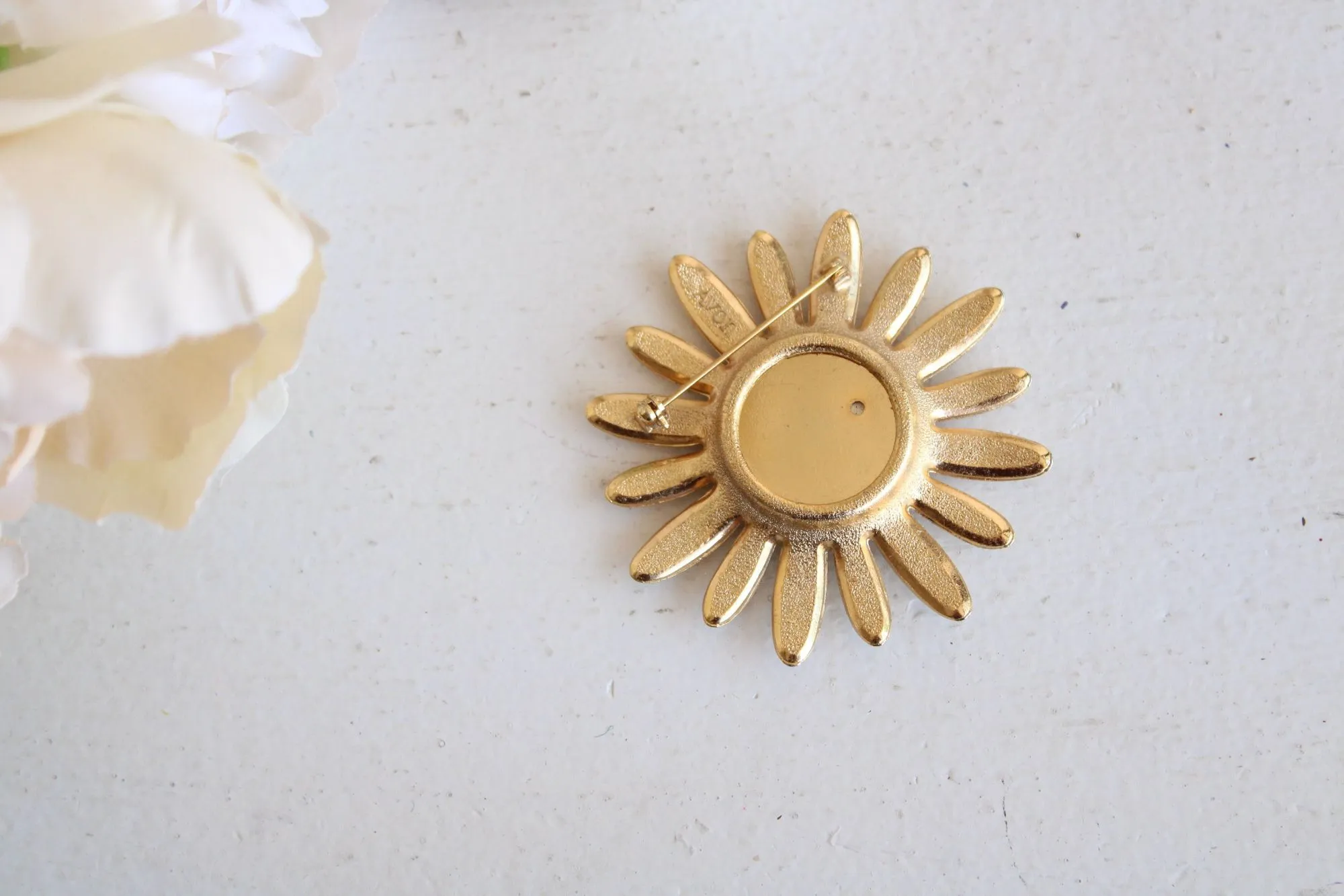 Vintage 1970s Avon Rapture Perfume Glace Daisy Flower Brooch