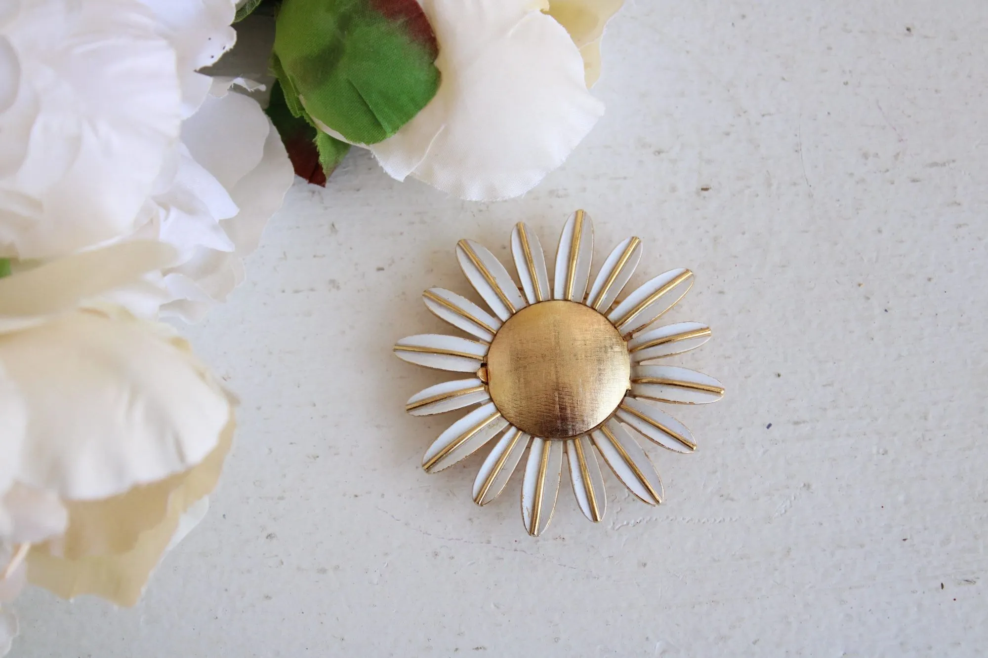 Vintage 1970s Avon Rapture Perfume Glace Daisy Flower Brooch