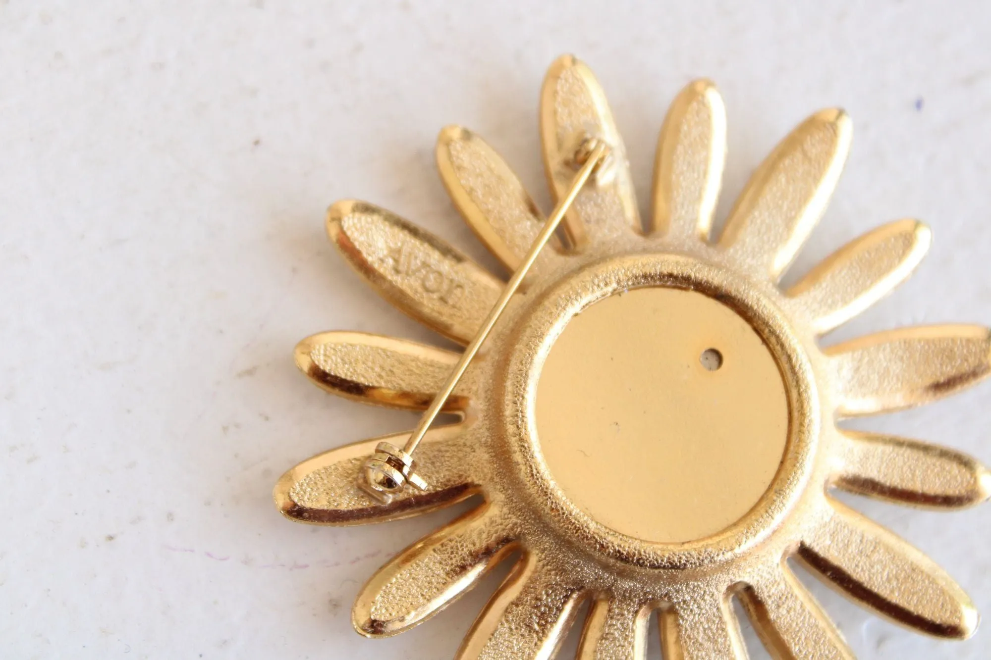 Vintage 1970s Avon Rapture Perfume Glace Daisy Flower Brooch