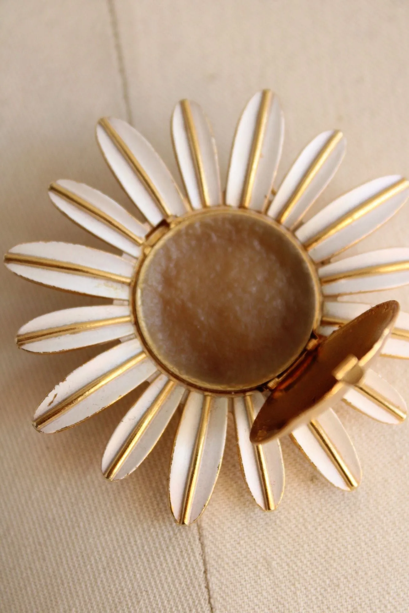 Vintage 1970s Avon Rapture Perfume Glace Daisy Flower Brooch