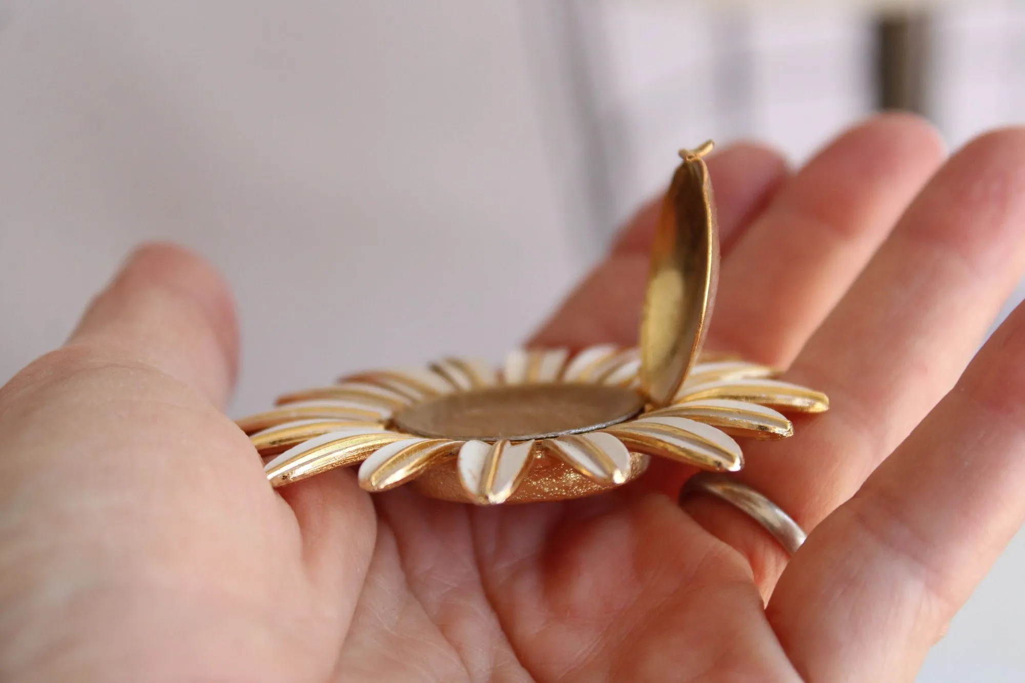 Vintage 1970s Avon Rapture Perfume Glace Daisy Flower Brooch