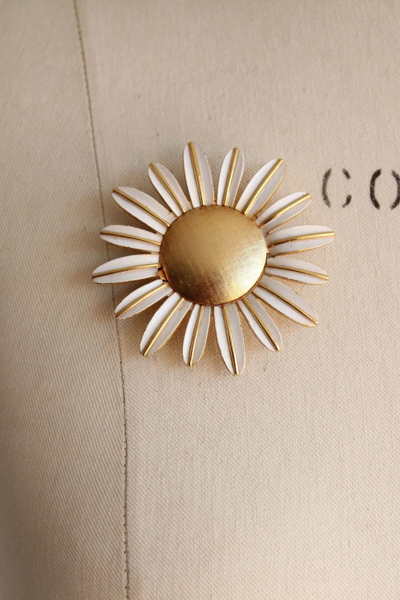 Vintage 1970s Avon Rapture Perfume Glace Daisy Flower Brooch